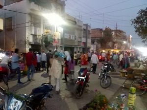 नवगछिया स्टेशन रोड पर अस्थायी फल-सब्जी दुकानदारों पर कम नापतोल का आरोप