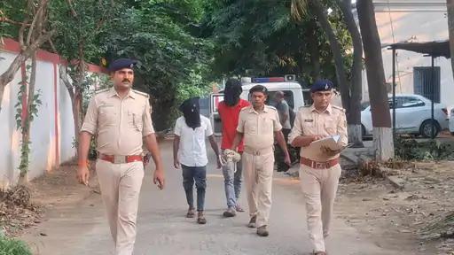 पुलिस के साथ गिरफ्तार बदमाश की फोटो।