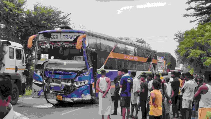 नवगछिया : सिलीगुड़ी-भागलपुर समीर बस ट्रक से टकराई, कई यात्री घायल