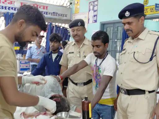 नवगछिया : ट्रेन से गिरकर यात्री गंभीर घायल, आरपीएफ जवानों की तत्परता से बची जान