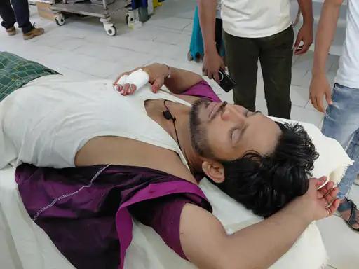 नवगछिया में युवक पर चाकू से हमला, हाथ में गंभीर चोट; आरोपितों की गिरफ्तारी की मांग