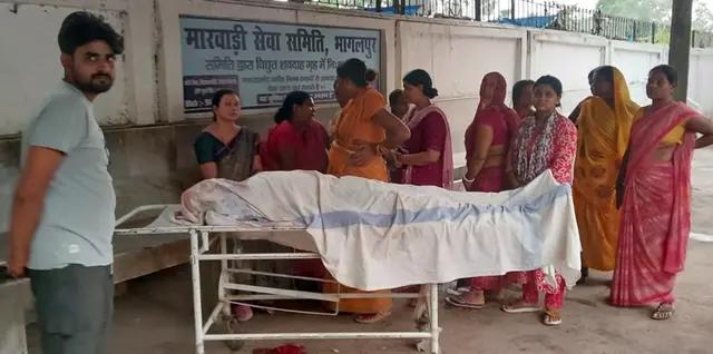 विक्रमशिला सेतु पर दर्दनाक हादसा: आंधी में शेड गिरने से दूध विक्रेता की मौत, बेटा घायल