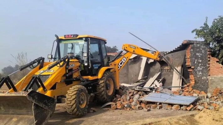 नवगछिया जीरोमाइल में चला बुलडोजर, दो दर्जन से अधिक अवैध दुकानें हटाईं