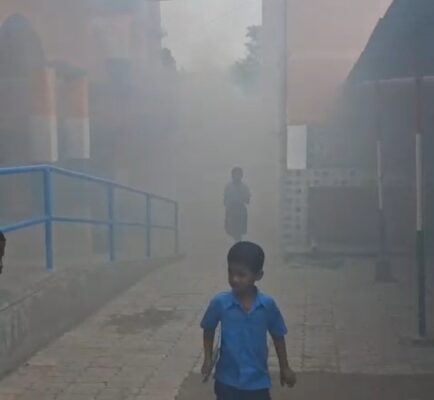नवगछिया: मिड-डे मील के धुएं से घुट रहा स्कूल, धुएं के बीच कक्षा छोड़ बाहर निकले बच्चे